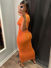 Zweiteiliges kurzärmliges Crop-Top und gerüschtes Maxikleid